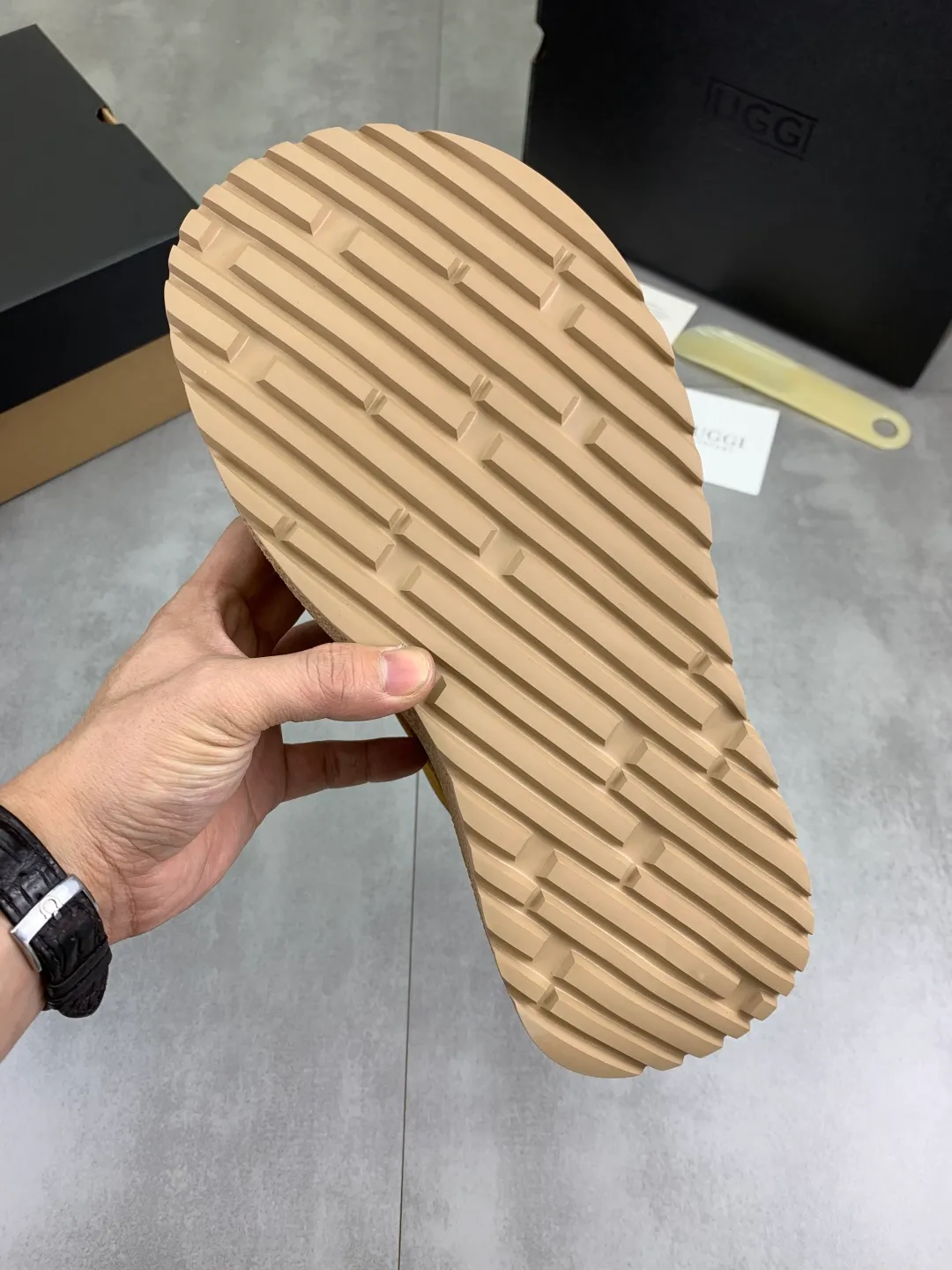 Men's men's shoes 💰P660 New arrival 🆕🆕🆕 IUGGI men's British style high-top large-toe work shoes new American retro genuine leather thick-soled board shoes lace-up mid-top short boots full genuine wool wear-resistant non-slip outsole fashion trend Size: 39-44 two colors